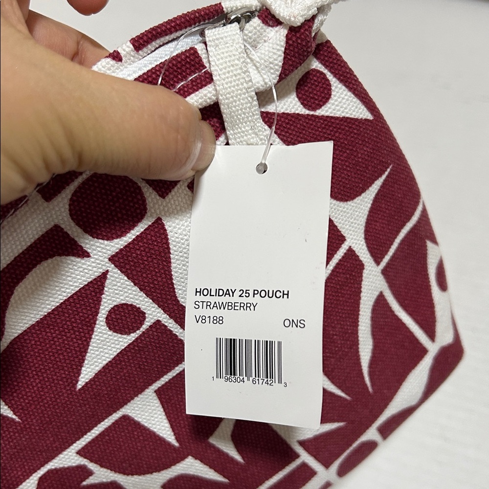 💗NWT Vuori Holiday 25 Pouch Strawberry - Picture 7 of 7